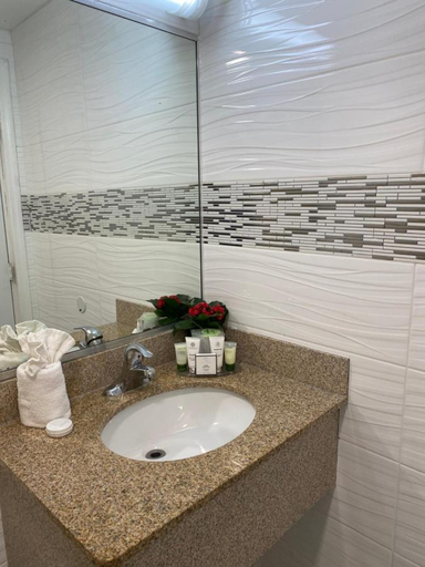 Bathroom 4, Relax Inn North Babylon, Suffolk
