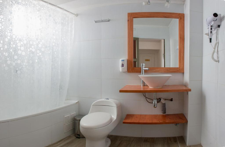 Bathroom 3, Hostal Casa Aborigen - Hostel, Santiago
