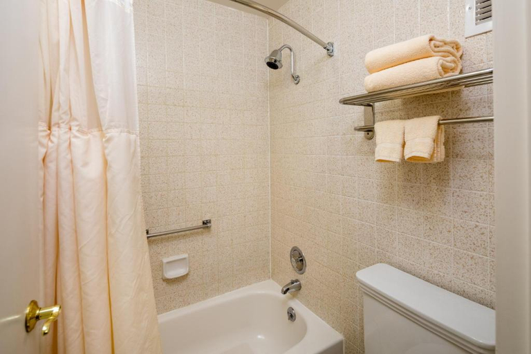 Bathroom 3, El Rancho Inn, Los Angeles