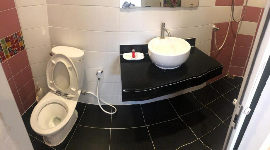 Bathroom 2, Koh Larn White House, Pattaya