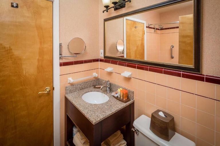 Bathroom 5, El Rancho Inn, Los Angeles