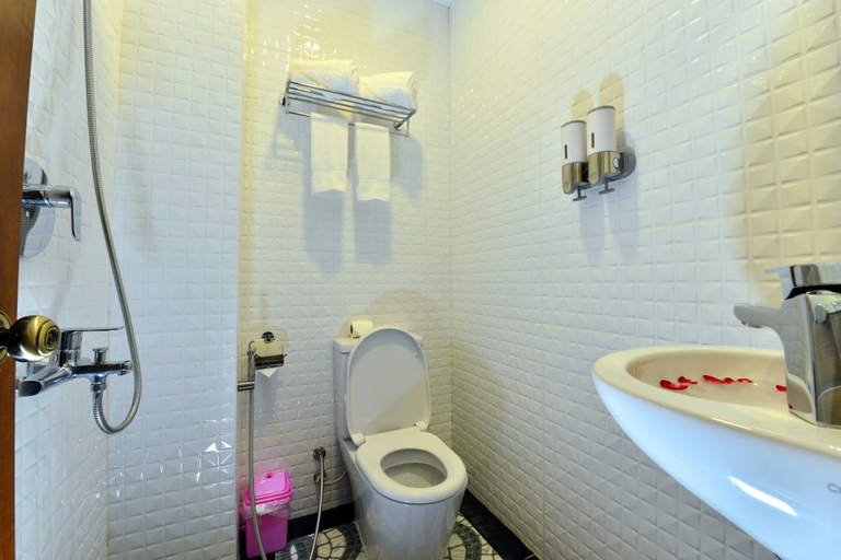 Bathroom 3, Backpacker Bed & Breakfast, Yangon
