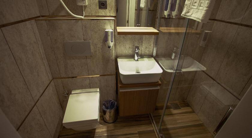Bathroom 5, Hotel Iz, Konak