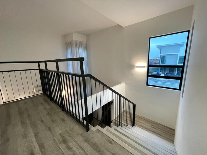 Others 3, Five BEDROOMS RESIDENTIAL HOME WITH FREE WIFI, Sepang
