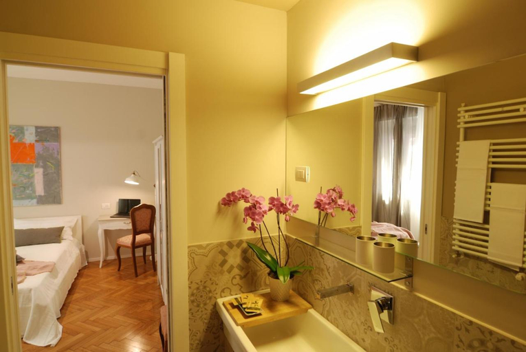Bathroom 2, Isola Libera, Milano