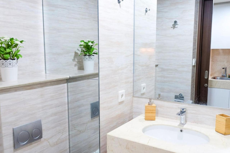 Bathroom, Lavenderbnb 1 at Uttara The Icon Apartment, Sleman