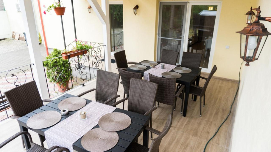 Others 3, Pensiunea Bella, Arad