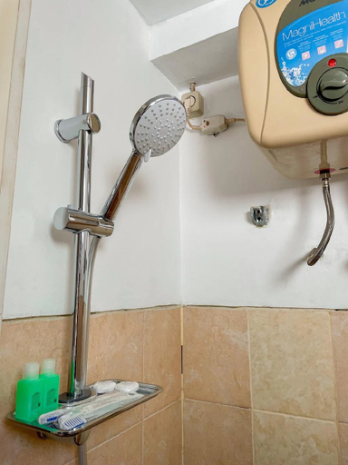 Bathroom, Cozy 1 studio Apartment with pool near Airport., Jakarta Barat
