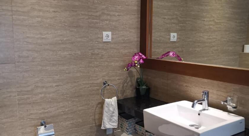 Bathroom 4, Vimala Hills Resort Cozy Villa Puncak Gadog Bogor, Bogor