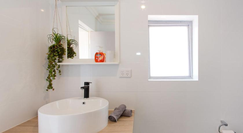 Bathroom, Quokka at White Gum Lodge, Fremantle
