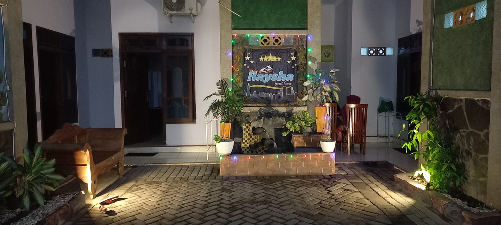 Exterior & Views 2, Raysha guest house, Probolinggo