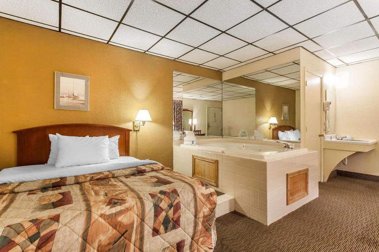 Bedroom 2, Rodeway Inn Cedar Point South, Erie