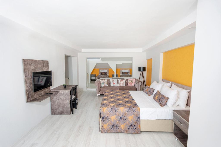 Bedroom 2, The Breeze Hotel, Merkez