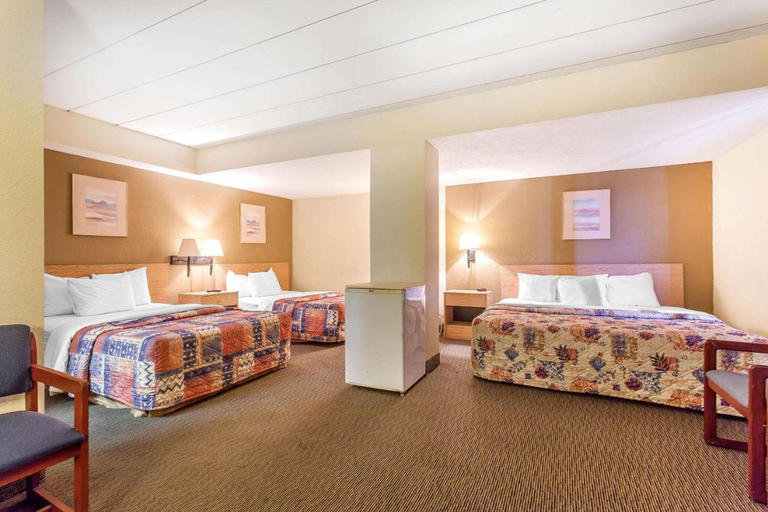 Bedroom 3, Rodeway Inn Cedar Point South, Erie