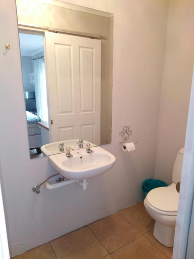 Bathroom, Clarke Inn, Cacadu