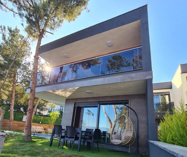 Exterior & Views