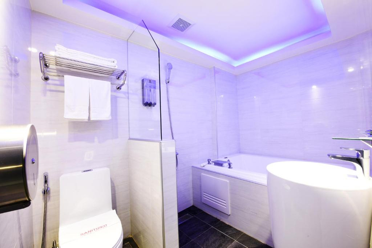 Bathroom 5, ZC Motel, Taoyuan