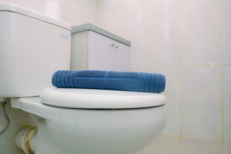 Bathroom 5, 콤피 위스 모던 스타일 1BR 그랜드 카말라 라군 아파트먼트, Bekasi