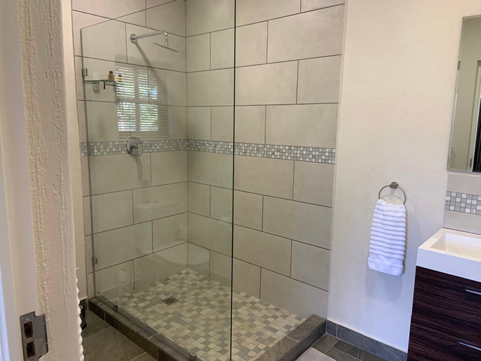 Bathroom 3, Bergdale Cottages, Ehlanzeni