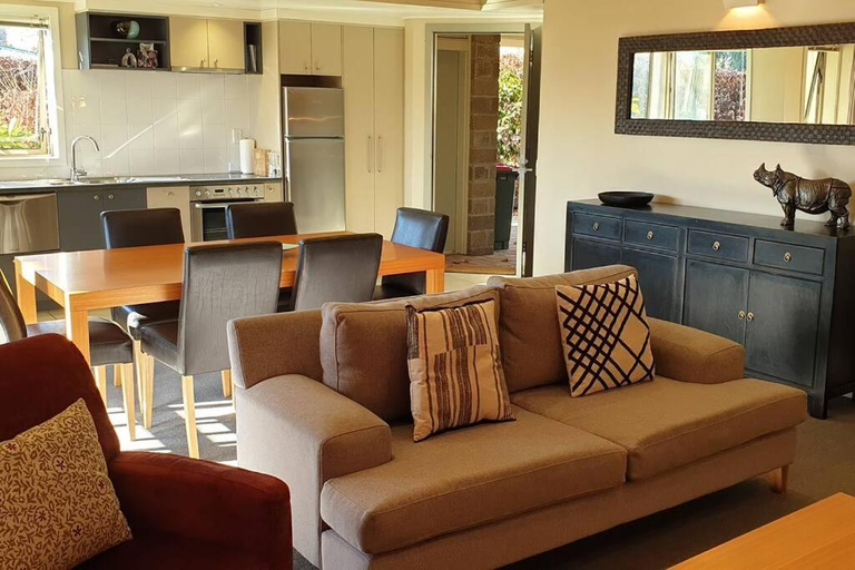 Others 3, Meadowstone Villa | Cosy with Gas Fireplace & BBQ, Queenstown-Lakes