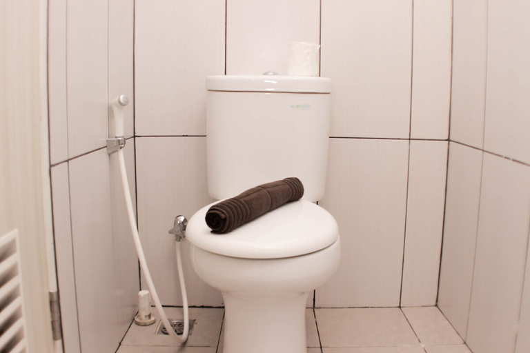 Bathroom 3, Elegant And Homey Studio At Grand Kamala Lagoon Apartment, Bekasi