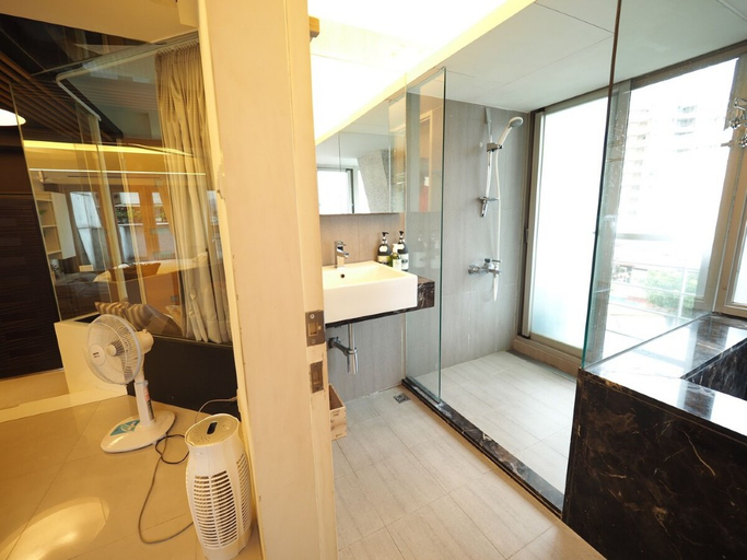 Bathroom 3, 5MIN to ATT 4 FUN, Taipei City