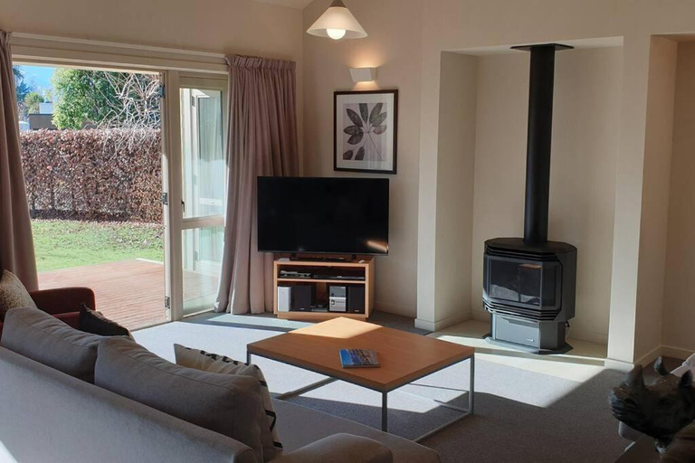 Others 4, Meadowstone Villa | Cosy with Gas Fireplace & BBQ, Queenstown-Lakes