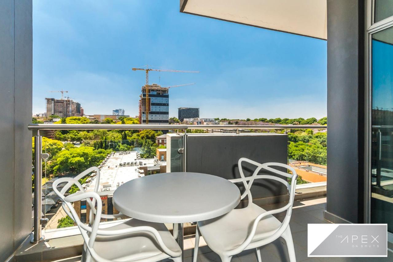 Others 4, Gorgeous 2 Bedroom Apartment @ the Apex on Smuts, City of Johannesburg