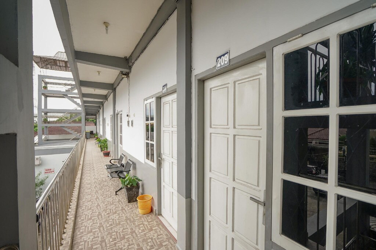 Others, Amelia Kost, Palembang