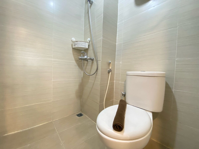 Bathroom 3, Cozy Well Furnished Deluxe 2Br At Gateway Pasteur Apartment, Bandung