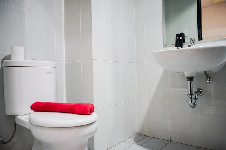 Bathroom 3, Cozy Minimalist Studio @ Casa de Parco Apartment, Tangerang