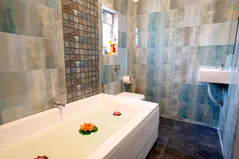 Bathroom 2, OSI Apartments Andheri West, Mumbai Suburban
