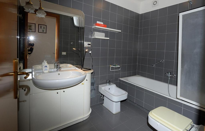Bathroom 2, Tintoretto Inn B&B, Rome