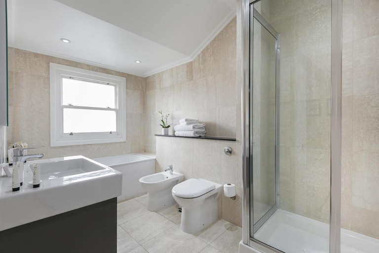 Bathroom 4, Chilworth Court, London