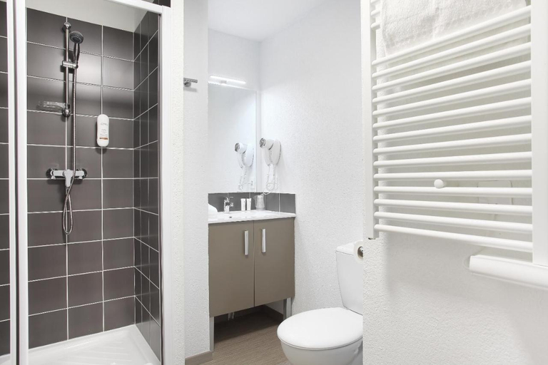 Bathroom 3, Appart Hotel Odalys City Marseille Le Dôme, Bouches-du-Rhône