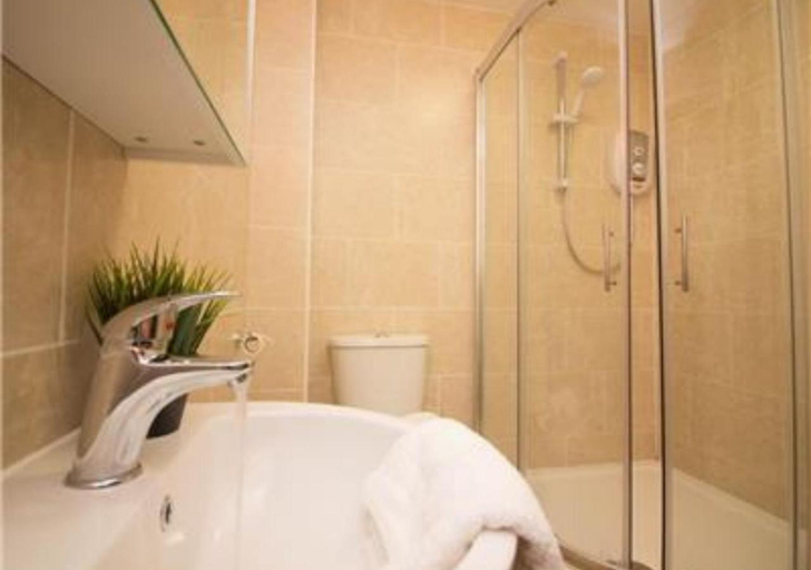 Bathroom, Stylish Accommodation in Southampton 10, Southampton