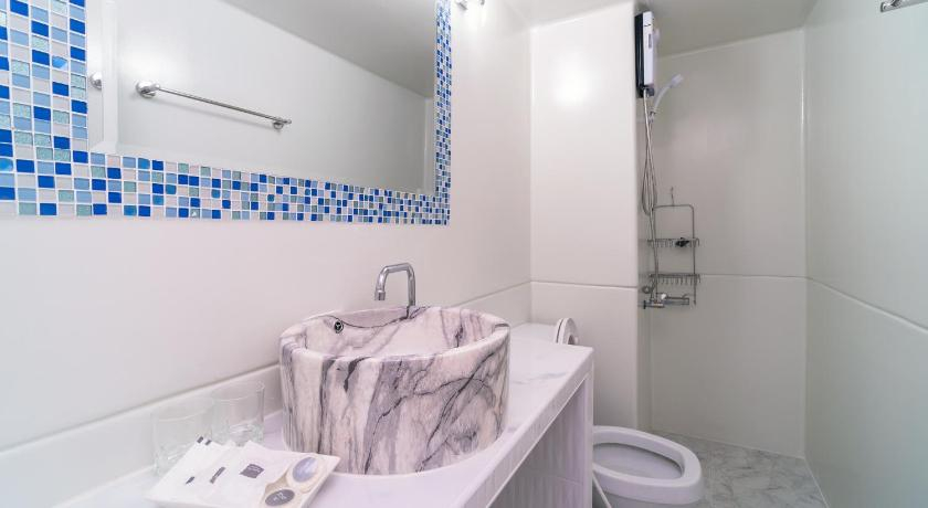 Bathroom, Popular Condo Muangthong by Khun Eve, Pak Kret
