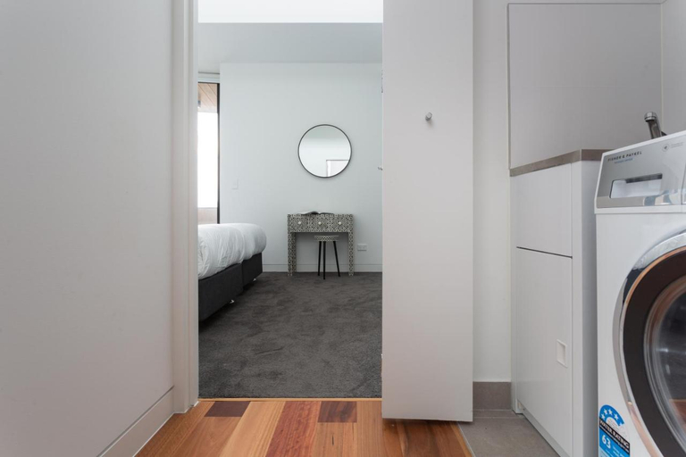 Bathroom 2, Stylish 2-Bed Apartment with BBQ Patio Near Beach, Sydney