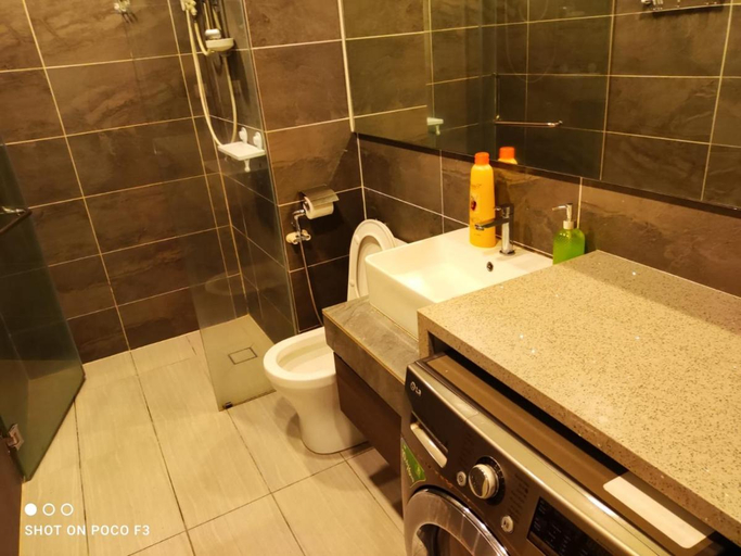 Bathroom 3, Cozy Studio unit Cyberjaya WiFi Free parking, Sepang