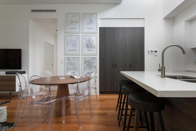 Others 3, Stylish 2-Bed Apartment with BBQ Patio Near Beach, Sydney