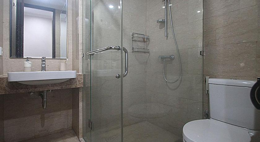 Bathroom, Apartemen Menteng Park by Aparian, Central Jakarta