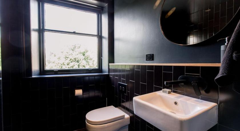 Bathroom, 105 Mac Unique Apartments, Hobart