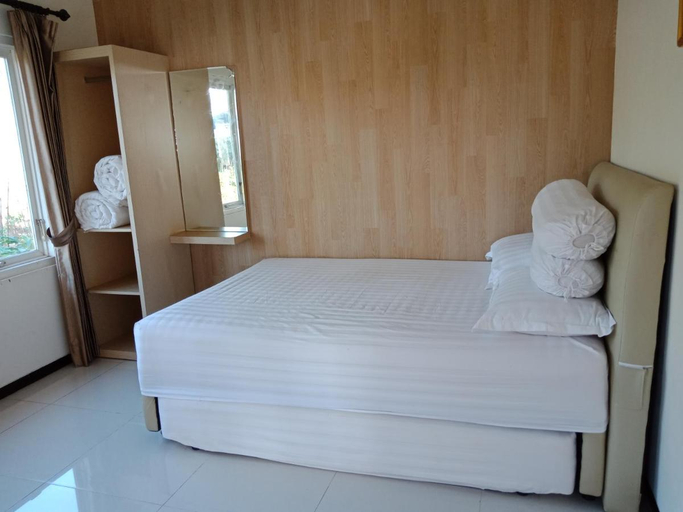 Bedroom 5, Villa Hanyomi Batu by Handi - Six Bedroom Villa, Malang