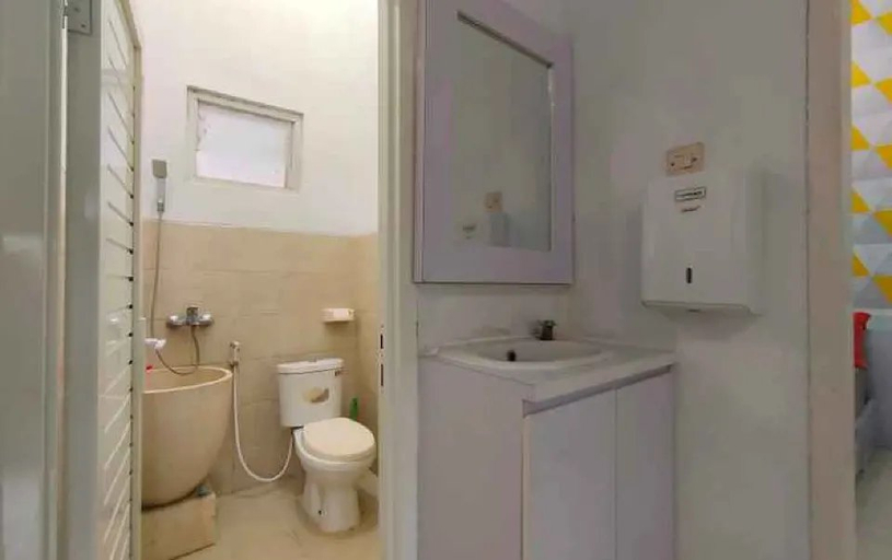 Bathroom, Villa Metro 9C with Private Pool by N2K, Malang
