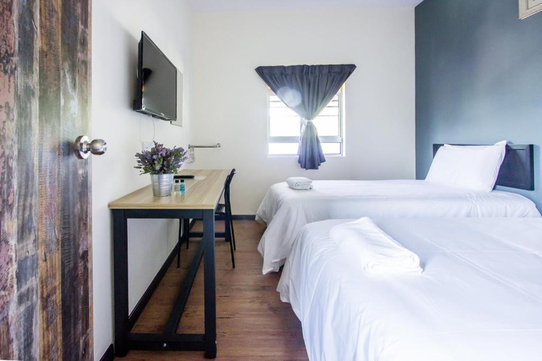 Bedroom 2, Explore 4BR Gardenhouse Retreats (Free Parking), North Seberang Perai
