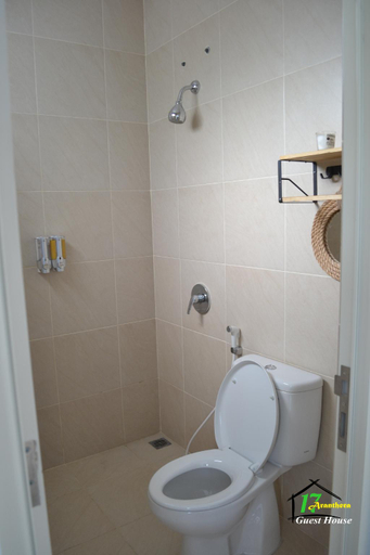 Bathroom, Aranthera Guest House, Malang