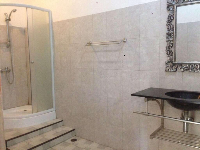 Bathroom 3, Deluxe room with bathtub and AC 1, Gianyar