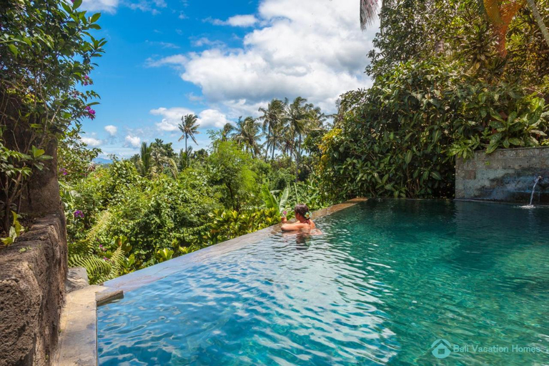 Sport & Beauty 4, Treasure of Bali, 3BR villa, infinity pool, staff, Buleleng