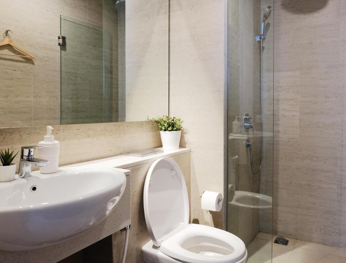 Bathroom 2, Cozy 3BR Suite at Taman Anggrek, West Jakarta