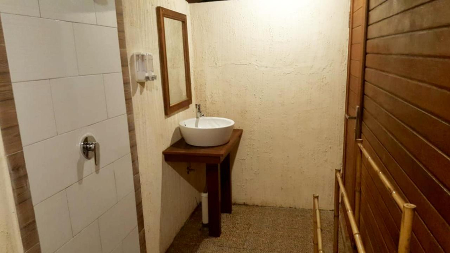 Bathroom 3, D'Lesung Villas Lembongan, Klungkung